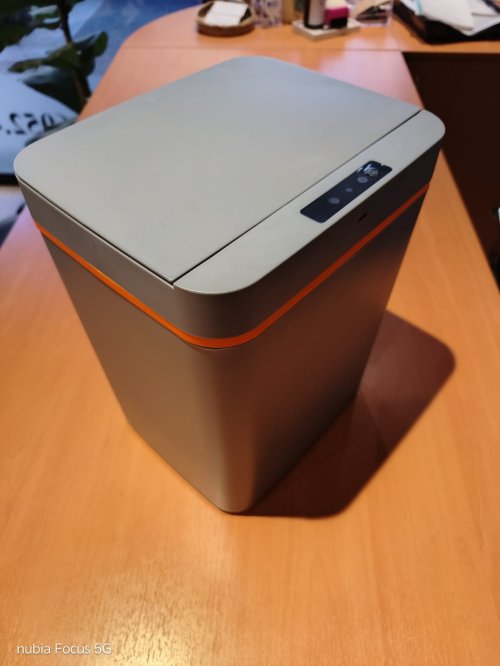 cubo de basura con sensor de apertura 